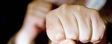 Побив ногами стареньку матір, бо не давала гроші на випивку: затримано сина потерпілої